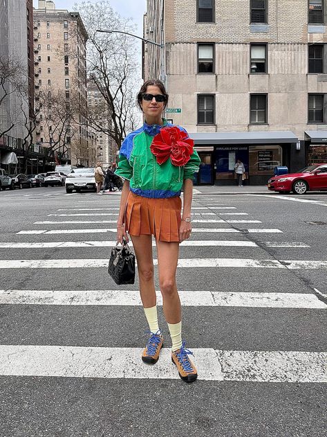 Can Keens sneakers be cool? Keen Sandals Outfit, Keen Outfit, Keen Style, Leandra Medine Style, Sneaker Outfits Women, Fall Sneakers, Keen Sandals, Leandra Medine, Man Repeller