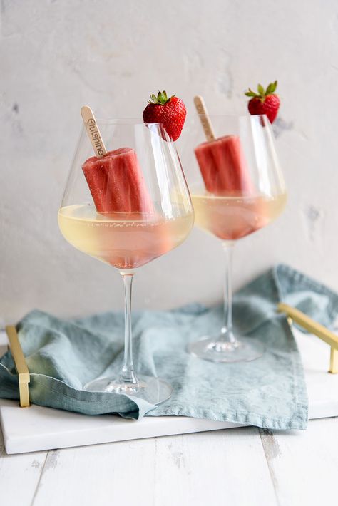 Garnish Drink, Champagne Popsicles, Popsicle Cocktail, Champagne Drinks, Recipe Strawberry, Recipes Summer, Cocktail Garnish, Festive Cocktails, Alcoholic Drink