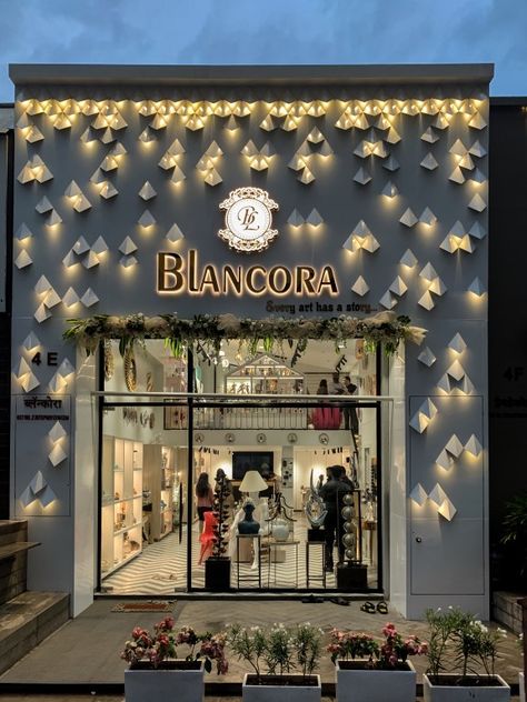 Store Front Lighting, Restruant Designs Exterior, Shops Designs Ideas, Shopfront Design Retail, Modern Store Fronts, Fasad Design, Vitrine Design, Jewelry Store Interior, Café Design