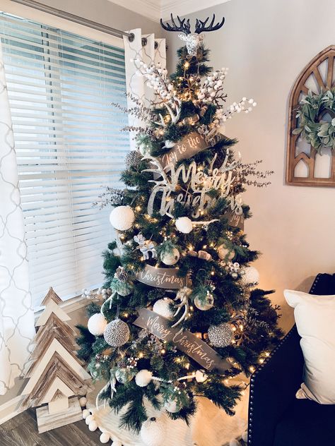 White winter Christmas tree with deer Christmas Tree Inspiration White, Christmas Tree Inspiration Rustic, Christmas Tree Farmhouse, Christmas Tree Decorating Themes, Christmas Rustic, Farmhouse Christmas Tree, Christmas Tree Inspiration, Rustic Christmas Tree, Christmas Tree Ideas