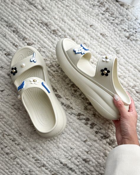 crush sandal, crocs, crocs crush sandal, cute jibbitz, cute charms, new jeans, new jeans charms, cream crocs, platform crocs, crush sandal, sandals, styling crocs crush sandal, styling crocs Crocs Sandals Outfit, Crocs Aesthetic Outfit, Rainy Boots, Crocs Platform Clog, Crocs Crush, Triangle Outfits, Crocs Aesthetic, Inverted Triangle Outfits, Crocs Flip Flops