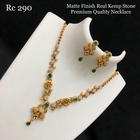 Neckless Gold Jewelry Simple, Short Haram Designs Gold, Gold Necklace Set Simple, Gold Neckles, Indian Gold Necklace Designs, Simple Necklace Designs, Indian Wedding Jewelry Sets, Delicate Gold Jewelry, Gold Jewels Design