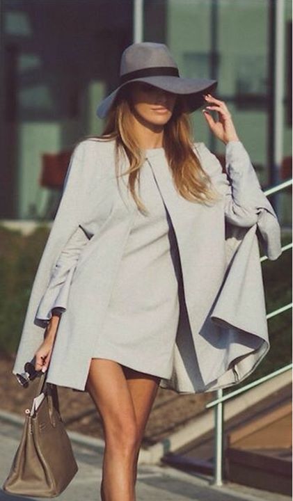 #glam #style #capeline #cape #glamour #femmes #mode Walking Down The Street, Fall Wear, Mode Chic, Ținută Casual, Moda Vintage, Mode Inspo, Looks Chic, Revolve Clothing, Street Chic