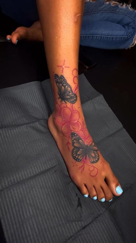 If you're looking for some inspiration for your next tattoo, or just want to see some of the most creative and well-done pieces out there, the subreddits r/tattoo and r/tattoos are the perfect places to start. Tattoos For Black Women, Tattoos Black Women, Cute Shoulder Tattoos, Cute Foot Tattoos, Tato Paha, Cute Thigh Tattoos, Arm Sleeve Tattoos For Women, Hand Tattoos For Girls, Cute Hand Tattoos