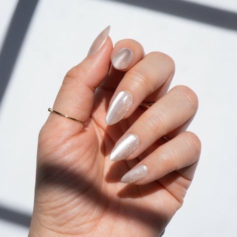 Natural looking reusable gel press on nails without any of the UV damage. Our long lasting nails stay on for over 2 weeks and are waterproof, vegan and 100% cruelty free. Made with flexibility and durability to ensure the best comfort and wear. Champagne Velvet Nails, Wedding Nails Champagne, Nails Hailey Bieber, Best Press On Nails, Polished Nails, Velvet Nails, Short Press On Nails, February Nails, Formal Nails