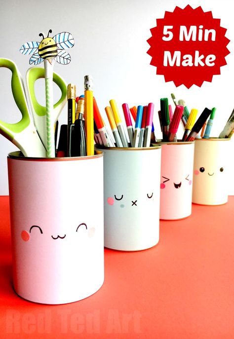 Kawaii Pencil Holder DIY Idea. These Tin Can Pen Pots are super duper quick and easy to make. A great way to get your desk organised for back to school. We love cheap and easy school supplies diys. Hope you like this OH SO EASY Cute Pencil Holder DIY too! Pencil Holder Can Diy, How To Make Pencil Holders Ideas, Desk Pencil Holder Diy Student, Pen Pot Ideas, Pencil Pot Ideas, Tin Can Pencil Holder Diy, Can Pencil Holder Diy, Diy Pot A Crayon, How To Make Pencil Holder