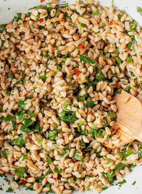 Learn how to cook farro with this tried-and-true method! With a delicious chewy texture and nutty flavor, farro is the perfect healthy addition to bowls, salads, soups, and more! | Love and Lemons #mealprep #howto #healthyrecipes #cleaneating How To Cook Farro, How To Cook Lentils, Farro Recipes, Farro Salad, Fall Soups, Lentil Recipes, Roasted Chickpeas, Healthy Side Dishes, Roasted Veggies