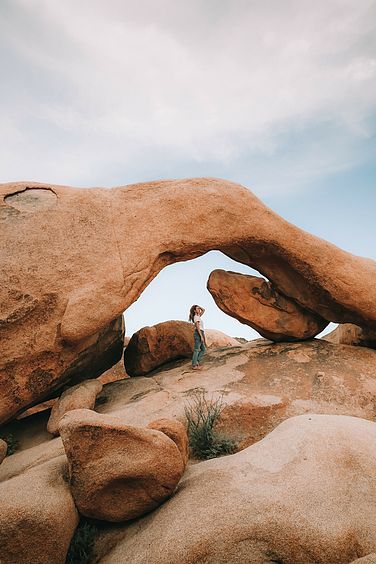 The 7 Best Road Trips from Los Angeles Joshua Tree Road Trip, Textiles Aesthetic, Joshua Tree Aesthetic, Machine Elves, Joshua Tree Hikes, Joshua Tree Photography, Arquitectura Wallpaper, Joshua Tree Desert, Cali Trip