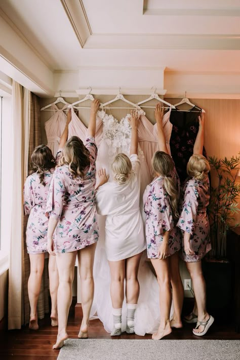 Wedding Prep Photo Ideas, Bridemaid Photos Getting Ready, 3 Bridesmaid Poses With Bride, Wedding Photography Getting Ready The Bride, Wedding Getting Ready Poses, Bride With Bridesmaids Pictures Getting Ready, Prep Look Wedding Bridesmaid, Bridemaids Photoshoot With Bride, Different Wedding Photos