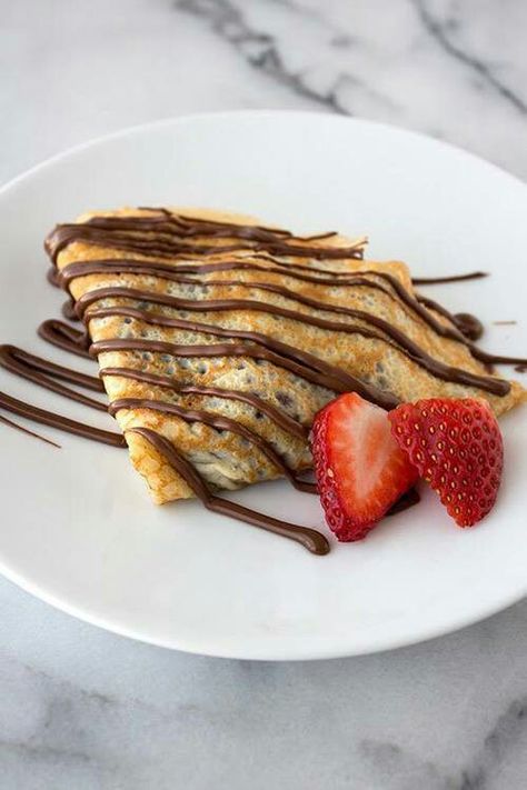 .... Crepes Sweet, Berry Crepes, French Crepe Recipe, Freezer Breakfast Burritos, Crepe Recipe, Strawberry Crepes, Nutella Crepes, Pancake Crepes, Handle The Heat