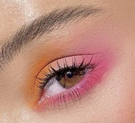 Eyeshadow Looks Peach, Red Orange Pink Eyeshadow, Orange Pink Makeup Looks, Eyeshadow Inspiration Simple, Cute Bold Makeup Looks, Pink Summer Makeup Looks, Neon Orange Eyeshadow Looks, Pink Tones Makeup, Simple Eyeshadow Colorful