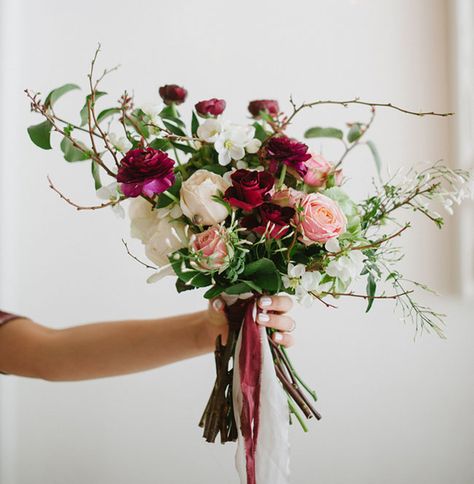 Wedding Bouquets Simple, Burgundy Pink Wedding, Bridal Bouquet Burgundy, Models Dresses, Bouquet Burgundy, Modern Wedding Bouquets, Roses Photography, Marsala Wedding, Cake Studio