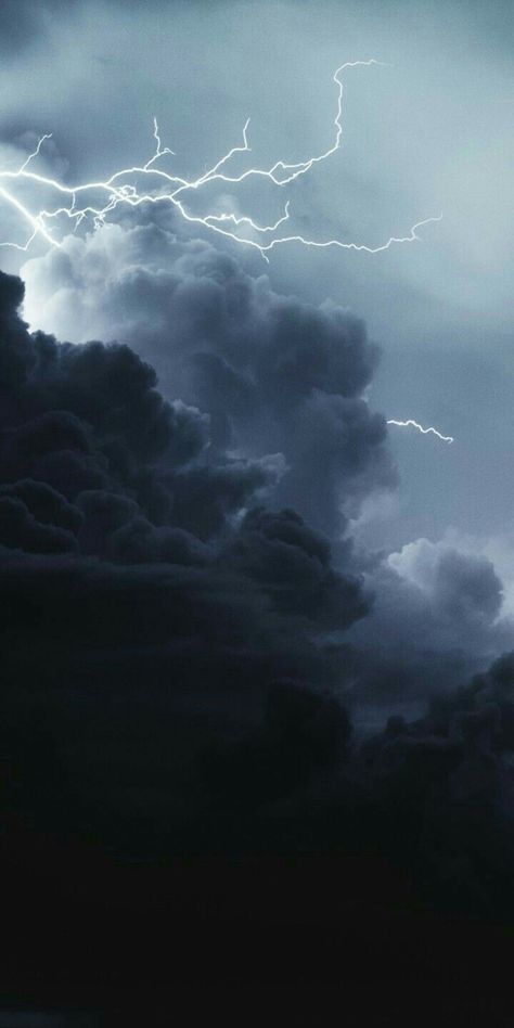 Thunder Storm Aesthetic, Photographie Glamour Vintage, Clouds And Lightning, Lightning Sky, Lightning Photos, Storm Wallpaper, Lightning Photography, Rain Wallpapers, Tapeta Pro Iphone