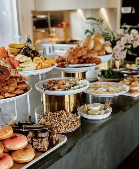 Boutique Hotel Breakfast Buffet, Hotel Buffet Design, Brunch Cafe Interior, Breakfast Buffet Restaurant, Breakfast Set Up Ideas, Buffet Photography, Bakery Showcase, Breakfast Buffet Table, Continental Breakfast Buffet