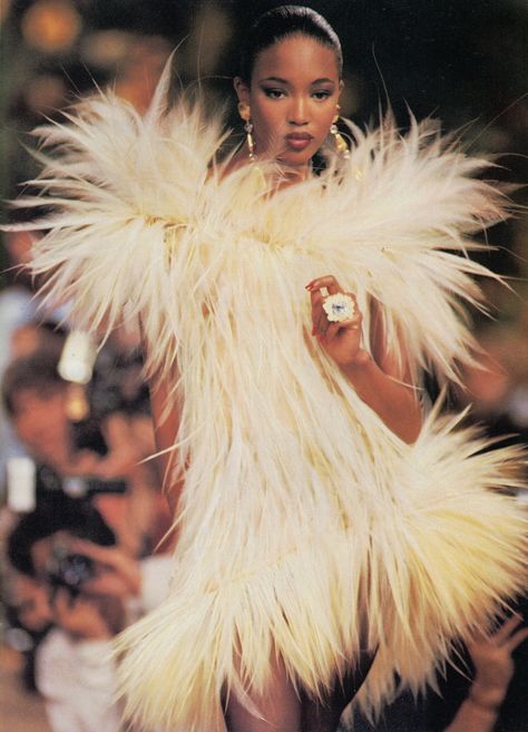 Naomi Campbell 90s, Yves Saint Laurent Haute Couture, Saint Laurent Haute Couture, Haute Couture Paris, 90s Runway Fashion, 90s Supermodels, 90s Models, Mode Chic, Top Models