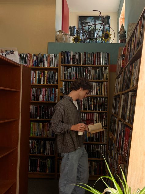 Male Book Aesthetic, Book Nerd Guy Aesthetic, College Male Aesthetic, Men That Read Aesthetic, Model Guy Aesthetic, Guy Book Aesthetic, Book Aesthetic Men, Man In Bookstore Aesthetic, Library Guy Aesthetic