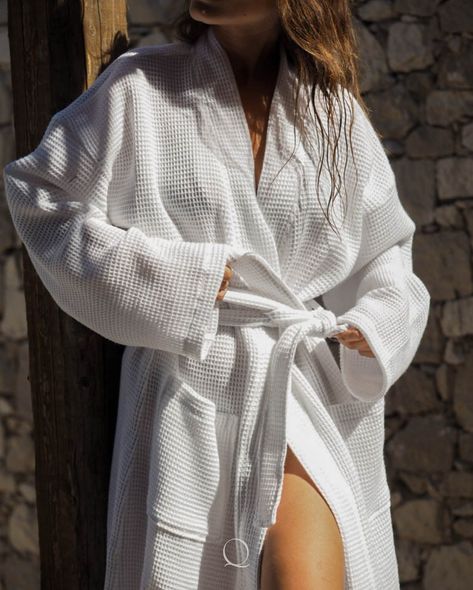 “Wrap yourself in the simplicity of slow living with our 100% cotton waffle bathrobe. A perfect blend of comfort and elegance for your daily rituals.” Discover yours on our website and embrace the art of relaxation. #slowliving Waffle Fabric, Square Meter, Waist Tie, Vs Pink, Waffles, Bath And Body, Relaxed Fit, Collar, Square