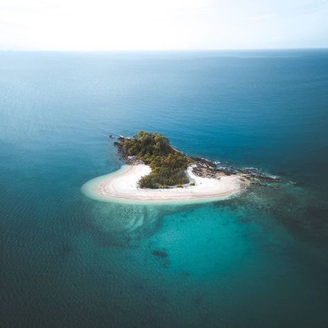 It's always been a childhood dream of mine to spend time on a deserted island. Been living that dream a lot lately on the Aussie coast!  This one is called Purtaboi Island, just off Dunk Islands on the Mission Beach Coast.  #purtaboi #moundisland #dunkisland #Australia Island Aesthetic, Deserted Island, Childhood Dream, Palm Island, Mission Beach, Camping Area, Secluded Beach, Best Sunset, Desert Island