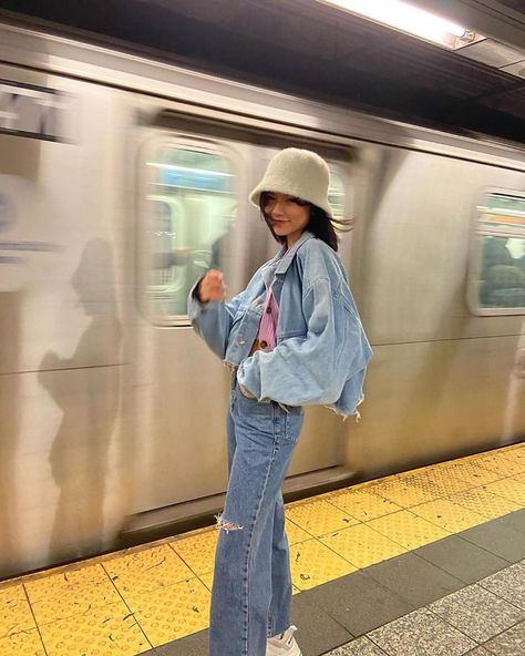 streetwear on Instagram: “Metro Surfing 🏄  #unreap” Skirt Labuh, Look Grunge, Tumblr Outfits, Foto Casual, Foto Poses, Modieuze Outfits, Moda Vintage, Mode Inspo, 가을 패션