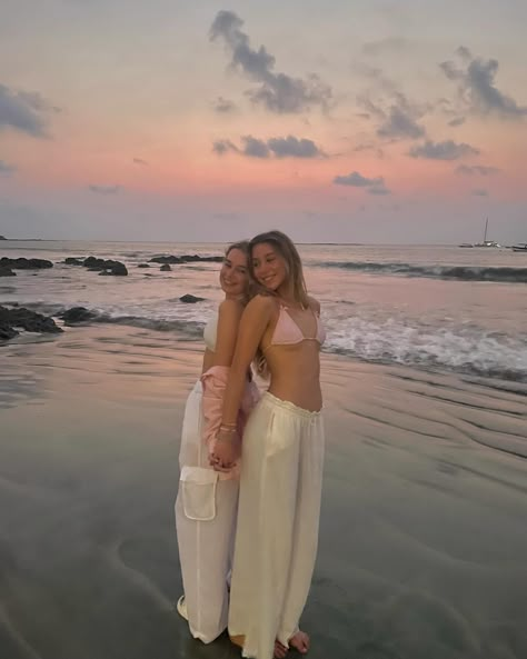 two girls back to back on the beach. pink sunset behind them. white linen pants Sunset Poses With Friends, Beach Selfies Poses, Poses For Pictures Instagram Duo, Photos With Friends Aesthetic, Duo Poses Friends, Poses For Duos, Arizona Fits, 2 Person Poses, Bestie Shoot