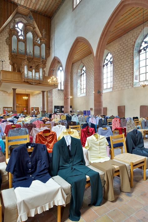 150 Invisible People Installation in a Church – Fubiz Media Daniel Richter, Bühnen Design, معرض فني, Vitrine Design, Photographie Inspo, Scenic Design, Sculpture Installation, Foto Inspiration, Stage Design