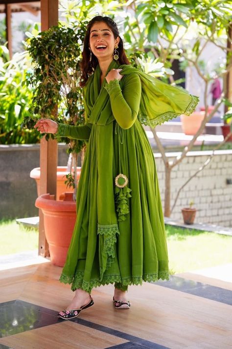 Simple Indian Suits, Green Anarkali, Frock Designs, Anarkali Dress Pattern, Party Wear Gown, Simple Kurta Designs, Long Frock, Chic Maxi Dresses, Anarkali Kurti