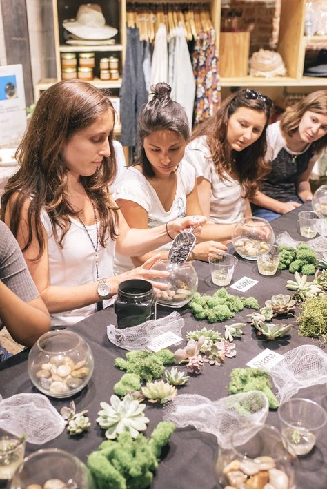 Creative Workshop Ideas, Terrarium Party, Gardening Workshop, Succulent Workshop, Terraria Party, Urban Outfitters Store, Horticulture Therapy, Plant Workshop, Terrarium Workshop