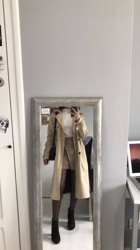 Trench Coat And Skirt Outfit Winter, Trench Coat Fits Aesthetic, Casual Winter Outfits Skirt, Trench Coat Outfit Dress, Skirt And Trench Coat Outfit, Trench Coat And Skirt Outfit, Trench Coat With Skirt, Beige Skirt Winter, Trench Coat Outfit Winter Classy