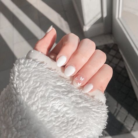 White butterfly nails White Nails Butterfly Design, White Nails With Butterfly, Simple Butterfly Nail Art, Nail Inspo Butterfly, Butterfly Nails White, Simple Butterfly Nails, White Nails With Butterflies, Butterfly Nails Short, White Butterfly Nails