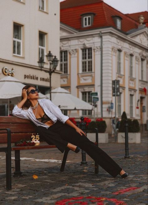 Street Photoshoot Ideas For Women, City Model Photography, Street Fashion Photography Poses Women, Photo Shoot Inspo At Home, Photoshoot Ideas In The City, Street Poses Men, Street Style Poses, Fashion Poses Photography, Photography Poses Street