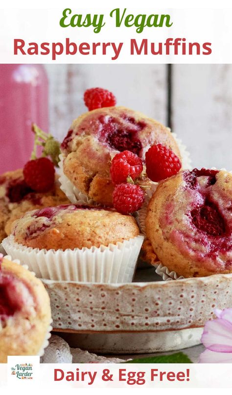 Yummy vegan raspberry muffins that are scented with vanilla! Easy to make and perfect for breakfast or a snack. No one will know they're vegan! Muffin Vegan, Raspberry Muffin Recipes, Fruit Muffins, Almond Muffins, Coconut Muffins, Raspberry Muffins, Berry Muffins, Raspberry Coconut, Vegan Muffins