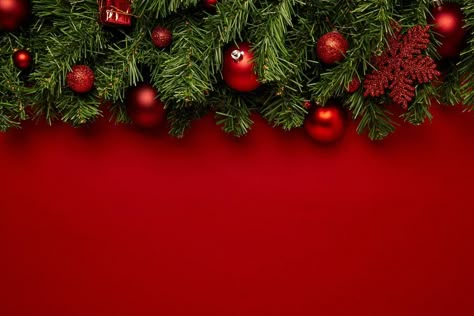 Christmas background made with garlands on a red background Merry Christmas Wallpaper Landscape, Christmas Party Wallpaper, Christmas Wallpaper Landscape, Christmas Background Landscape, Background Natal, Christmas Cover Photos, Red Background Christmas, Christmas Red Background, Christmas Cover Photo