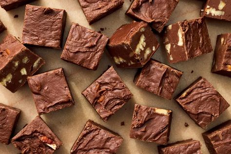 Million Dollar Fudge, Mamie Eisenhower, Christmas Fudge, Fudge Recipes Chocolate, Dessert Simple, Dessert Aux Fruits, Fudge Recipe, Gluten Free Chocolate, Fudge Recipes