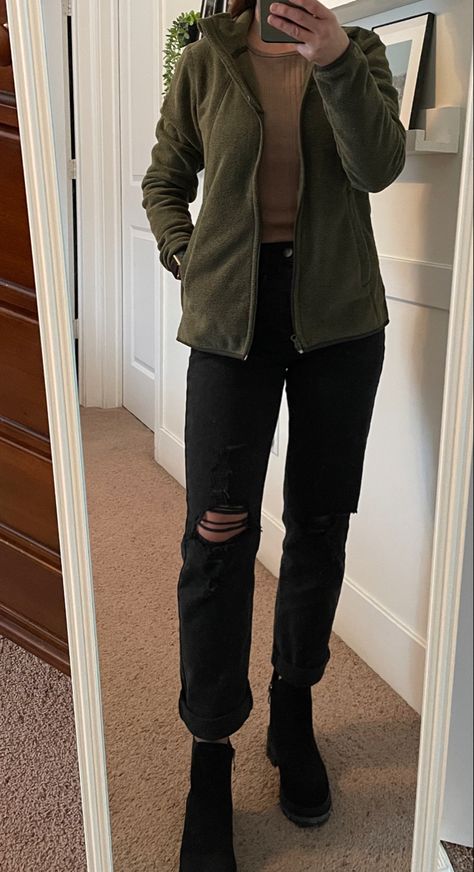 Chelsea Boots Fall Outfit, Olive Green Jacket Outfit, Chelsea Boots Fall, Olive Green Jacket Outfits, Black Chelsea Boots Outfit, Boots Fall Outfit, Boyfriend Jeans Black, Green Jacket Outfit, Outfit Beige