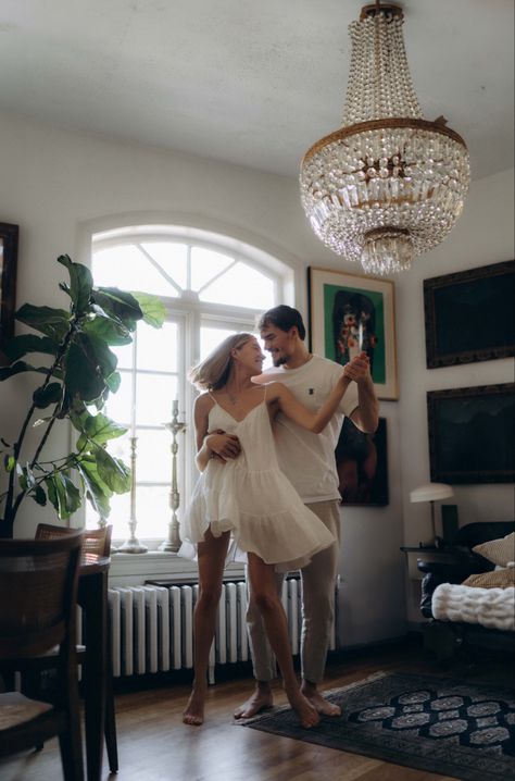 Couple Dancing In Apartment, Couple Building House, Couple Photoshoot At Home, Apartment Photoshoot, Sand Diego, Lifestyle Photography Couples, Photoshoot At Home, Maternity Wedding, Family Couple