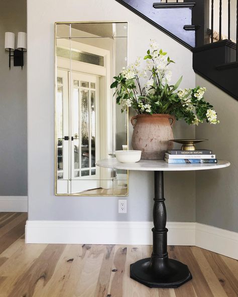 Round Entryway Table, Small Foyer Ideas Entryway, Round Entryway, Small Foyer Ideas, Foyer Table Decor, Foyer Design Ideas, Round Foyer Table, Round Entry Table, Entryway Table Ideas