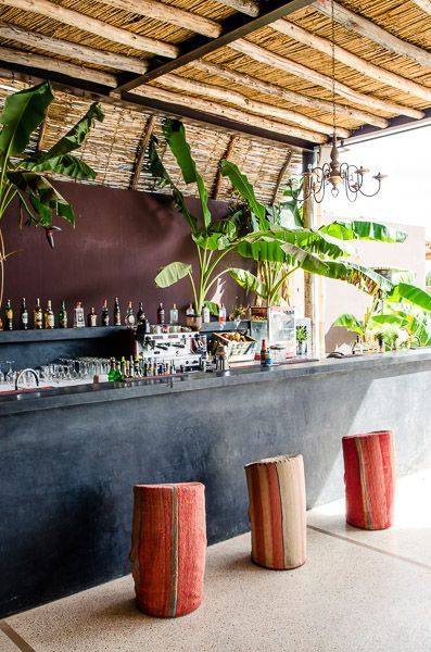 Bar and restaurante ideas for you to get inspired Tropical Bar, Terrace Bar, Tropical Inspiration, Bar Deco, Bar Exterior, Outside Bars, Ayam Bakar, Rooftop Terrace Design, Thatched Roof