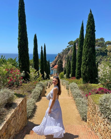 Heaven is a place on Earth 💕⛲️☀️ #barcelona #blanes #blanesturisme #blanescostabrava #jardibotanic #barcelonacity #daytrip #spain #summer Barcelona Spain Picture Ideas, Spain Picture Ideas, Spain Photoshoot, Spain Travel Aesthetic, Blanes Spain, Photo Angles, Barcelona Photos, Spain Aesthetics, Barcelona Pictures