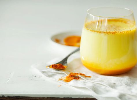 The One Turmeric Hack Everyone’s Trying Right Now Sleep Recipes, Turmeric Milk Benefits, Turmeric Tea Recipe, Turmeric Drink, Turmeric Smoothie, Turmeric Milk, Turmeric Latte, Ginger Benefits, Turmeric Health Benefits