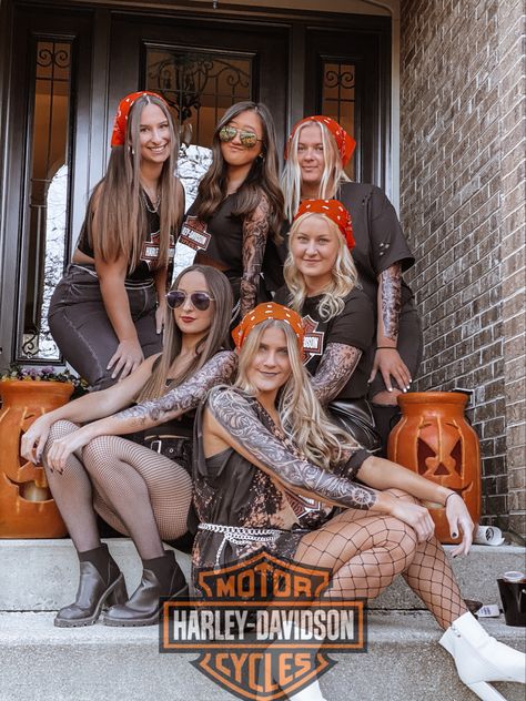 College halloween costume - girl group #friends #harley #davidson #biker #leather Rocker Chic Halloween Costume, Hippie Style Karneval, Biker Party Outfit, Biker Theme Party Outfit, Biker Gang Halloween Costumes, Trending Halloween Costumes 2022, Rocker Costume Women, Biker Costume Women, Biker Gang Costume