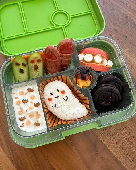 Special Halloween themed lunch for my kiddos 🧟‍♀️👻🎃 We have been enjoying our lunch together outside now that the weather has cooled down (finally!) 🍁🍂 What’s inside their lunchbox: 👻 Ghost rice balls 🧟‍♀️ Bloody sausage fingers 👁️ Ghost cucumbers & 🥕 💀 Apple PB monster mouth 🎃 Greek yogurt w/ sprinkles 🧛‍♀️ Chocolate cookies & goldfish crackers #halloween #spooky #lunchbox #lunchboxideas #yumbox #yumboxlunch #lunchforkids #toddlerlunch #bento #lunchideas #kids #lunch #お弁当 #ハロウィン Halloween Lunch Box Ideas, Halloween Themed Lunch, Sausage Fingers, Halloween Bento, Halloween Lunch Box, Halloween Lunch, Kids Bento, Monster Mouth, Goldfish Crackers