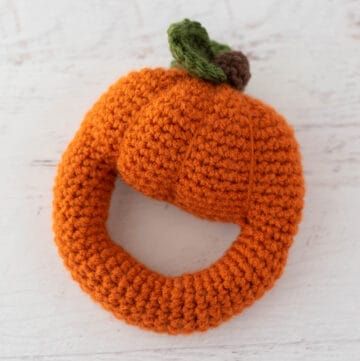 Adorable Crochet Pumpkin Rattle. Fast and fun baby crochet Halloween project! #crochetpumpkinrattle #crochethalloween #crochet365knittoo Crochet Rattle Pattern, Crochet Afghans Easy, Crochet Conversion Chart, Crochet Pour Halloween, Crochet Baby Rattle, Crochet Baby Items, Crochet Rattle, Home Decor Crochet, Baby Crochet Patterns Free