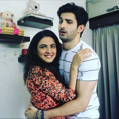 Tashan E Ishq, Divyanka Tripathi Saree, Jasmin Bhasin, Friendship Wishes, Divyanka Tripathi, Blouse Neck, Blouse Neck Designs, True Friendship, Life Facts