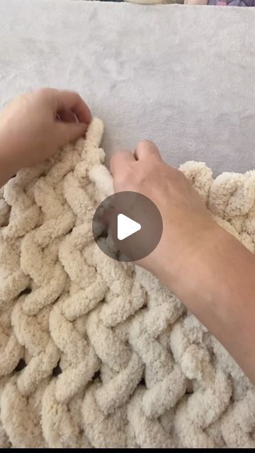 Diy Knitted Chunky Blanket, Crocheting Chunky Blankets, Crochet Blanket By Hand, Arm Knitting Blanket Pattern, Chunky Blanket Baby, Chunky Blanket Yarn, Chunky Yarn Finger Crochet, Crochet Big Yarn Chunky Blanket, How To Finish Off A Chunky Knit Blanket