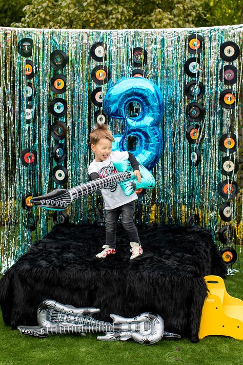 Ready for an epic 3rd Birthday Party theme? This Art Rocks party, featuring a rock and roll kids band, art activities, awesome balloons, cake and more is sure to inspire your third birthday party planning! Gorillaz Birthday Party, Metallica Birthday Party, Guitar Themed Birthday Party, Rock And Roll 1st Birthday Party, Balloon Guitar, Guitar Birthday Party, Birthday Party Ideas Activities, Music Festival Birthday, 3rd Birthday Party Ideas