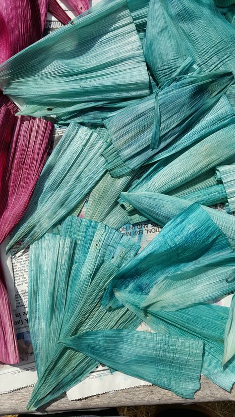 Corn Husk Wedding Decorations, Corn Leaves Crafts, Living Bouquet, Make Tamales, Colored Corn, Corn Husk Wreath, Corn Husk Crafts, How To Make Corn, Corn Husks