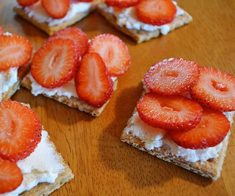 Snacks Kids, School Snacks For Kids, Sliced Strawberries, After School Snacks, School Snacks, Graham Cracker, Ricotta Cheese, Healthy Snacks For Kids, Lunch Snacks