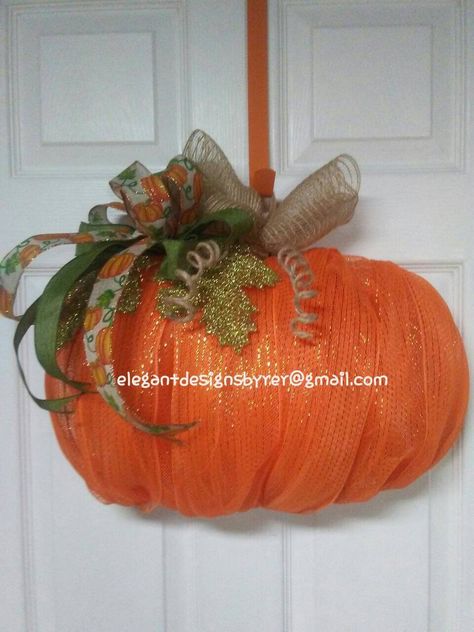 This cute pumpkin wreath is the perfect way to welcome the fall season. Orange deco mesh adorned with a big festive bow, sparkly gold leaves and cute curly cue like vines. Dollar Tree Pumpkin Wreath Form Ideas, Pumpkin Frame Wreath, Wire Pumpkin Wreath Diy, Pumpkin Wreath Diy, Thanksgiving Snacks, Turkey Wreath, Fall Pumpkin Crafts, Dollar Tree Pumpkins, Halloween Wood Crafts