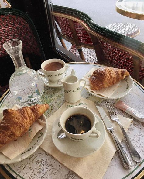 Carol Core, Parisian Breakfast, Parisian Life, Oui Oui, Pretty Food, Coffee Break, Coffee Time, Croissant, Aesthetic Food