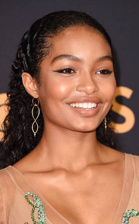 Back Curly Hair, Sleek Back Hair, Ideas For Makeup, Cabello Afro Natural, Curly Hair Trends, Celebrity Hairstylist, Yara Shahidi, Natural Curly Hair, Sleek Chic